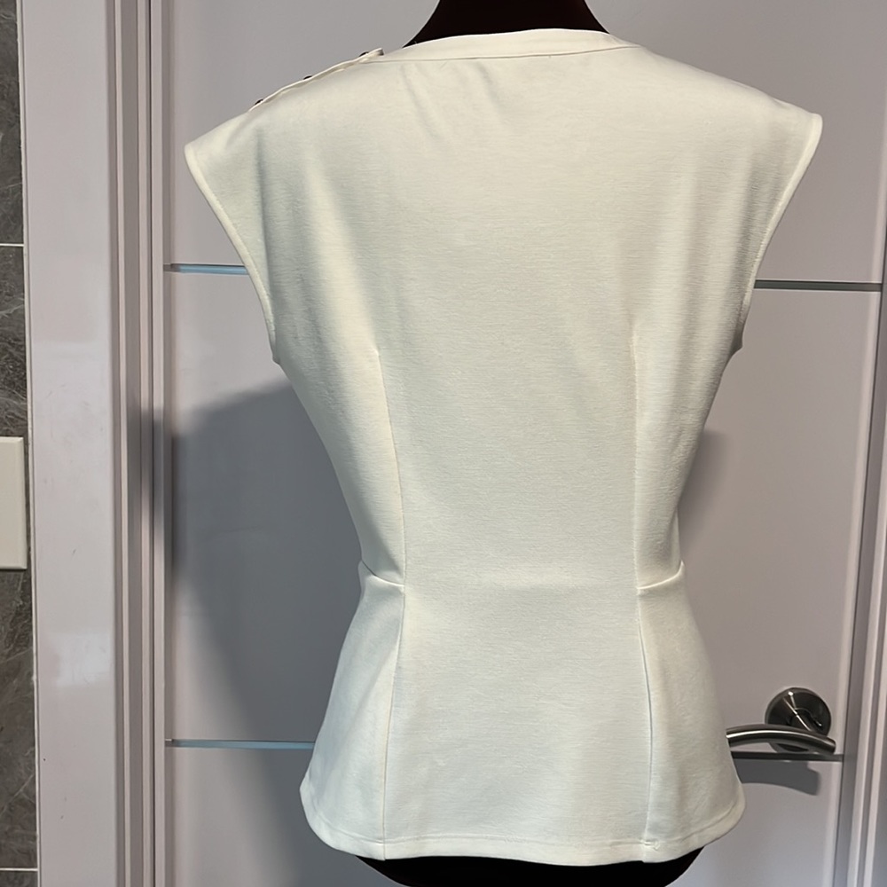 Ann Taylor peplum sleeveless elegant blouse cream- white size M - Picture 5 of 7